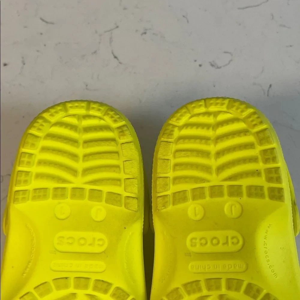 Crocs Classic Clog Size Junior 1, Acidity, Bright Neon Yellow Style # 206991